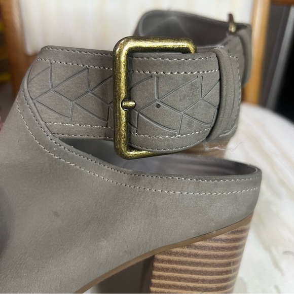 AMERICAN EAGLE Gray Ankle Boots Belted Side High Wedge Heels size 9 Mad Made - Picture 8 of 10